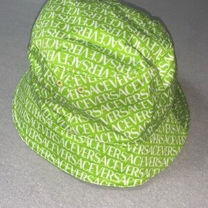 100% AUTHENTIC VERSACE MENS WOMENS COTTON BUCKET HAT

SIZE 60 L/XL   7.5US